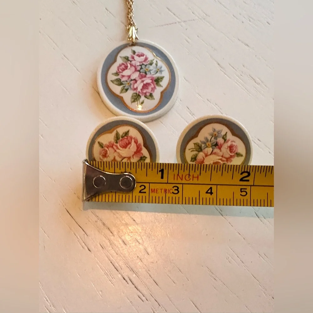 VINTAGE Avon 1988 Classic Gold Rose Ceramic Necklace and Earrings Set - Picture 8 of 12